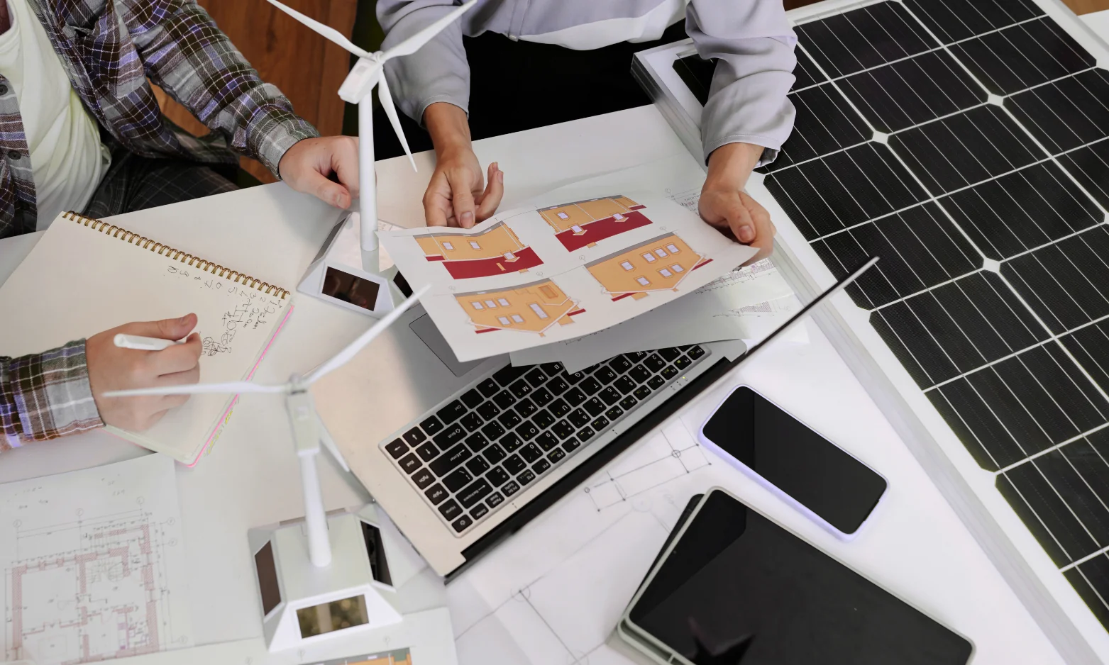 Energieberatung und Planung — Schreibtisch mit Energieplänen und Solarpanels