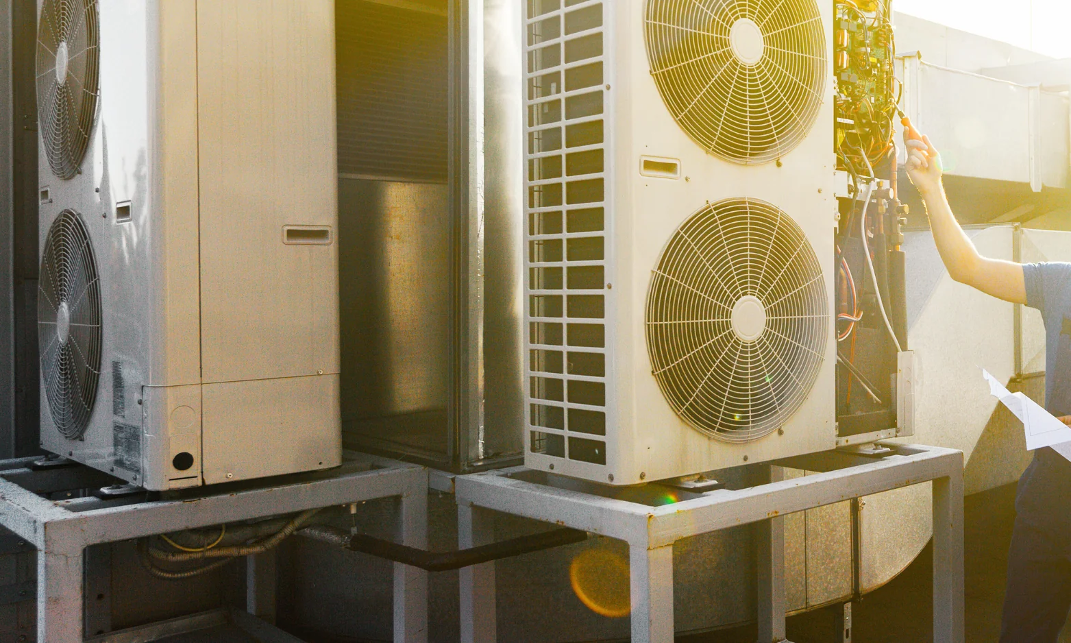 Sachverständiger prüft Wärmepumpen-Außeneinheiten